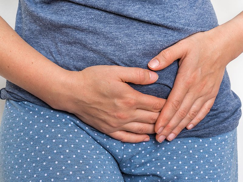 Đau vùng bụng dưới - một trong những triệu chứng điển hình của xoắn buồng trứng