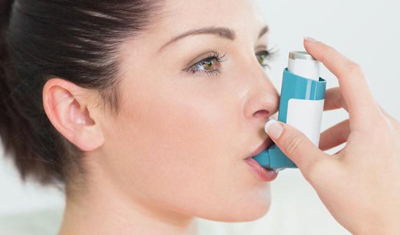 Hen suyễn thường làm tích tụ dịch trong cổ họng gây khó thở