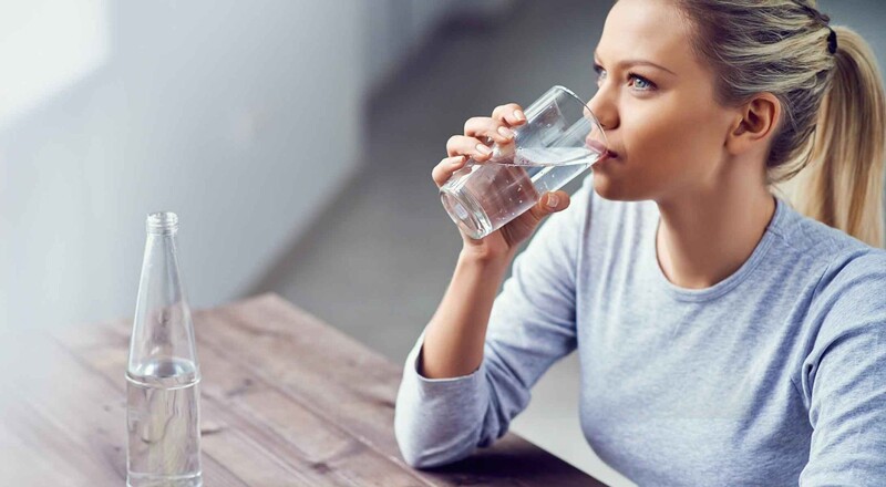 Uống nhiều nước giúp làm sạch cổ họng và đường hô hấp