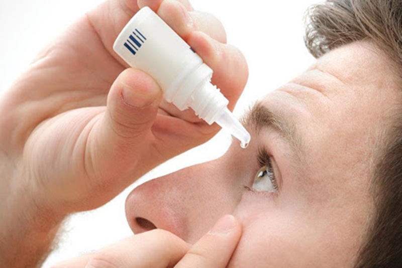 Dùng chung thuốc nhỏ mắt cũng có nguy cơ lây nhiễm bệnh