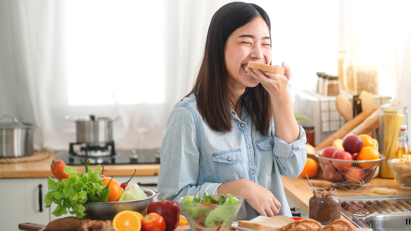 Việc ăn chậm nhai kỹ sẽ hạn chế nuốt không khí vào bụng cùng thức ăn