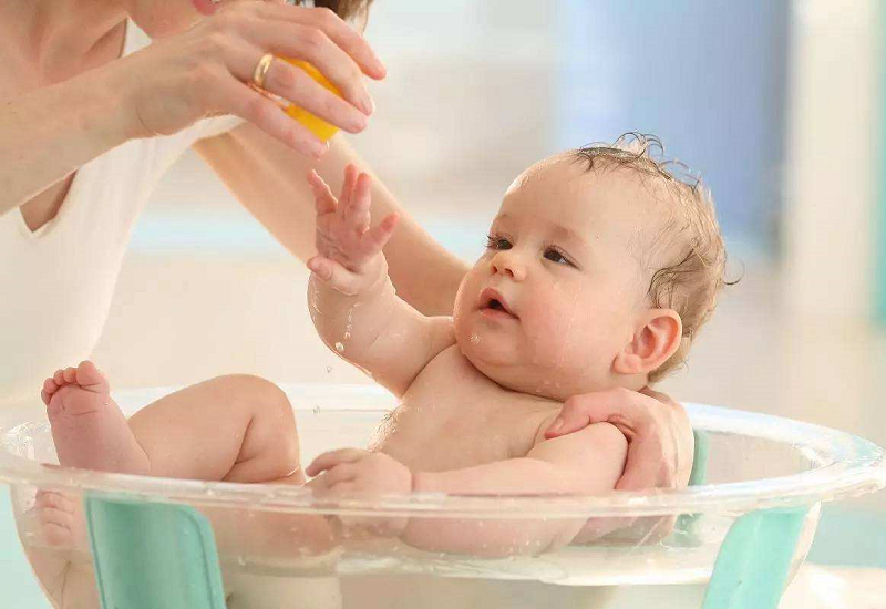 Không nên cho trẻ kiêng tắm khi bị bệnh chân tay miệng