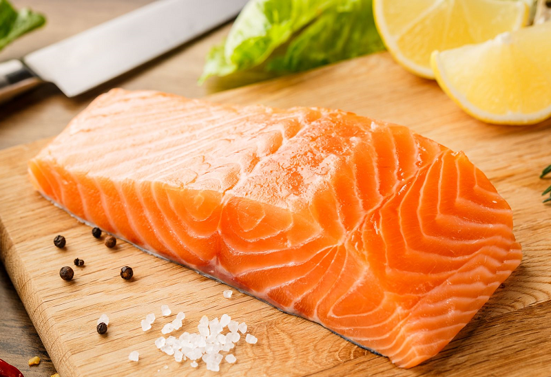 Nên bổ sung cá hồi trong chế độ ăn của người bị rối loạn tiêu hóa