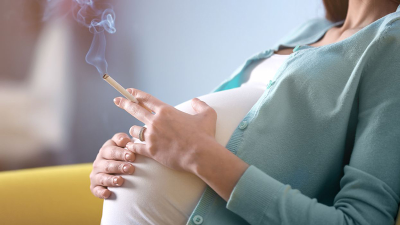 Thuốc lá là một trong những yếu tố làm tăng nguy cơ thai phát triển ngoài tử cung