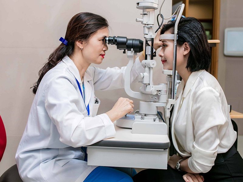 Bác sĩ sẽ đo lại độ cận và tiến hành thăm khám nhằm giúp phát hiện sớm các bệnh về mắt như: đục thủy tinh thể, viêm loét giác mạc