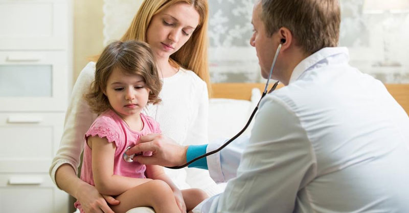 Bố mẹ cần đưa trẻ đến ngay cơ sở y tế gần nhất để được chẩn đoán chính xác bệnh