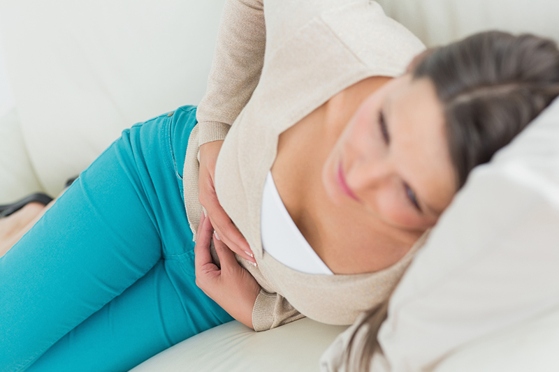 Đau vùng bụng dưới một trong những dấu hiệu mang thai ngoài tử cung tháng đầu dễ nhận biết