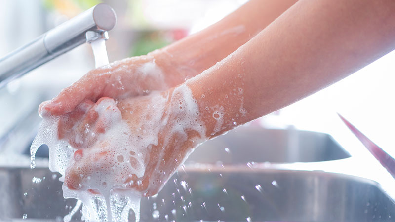 Rửa tay với xà phòng để loại bỏ vi khuẩn