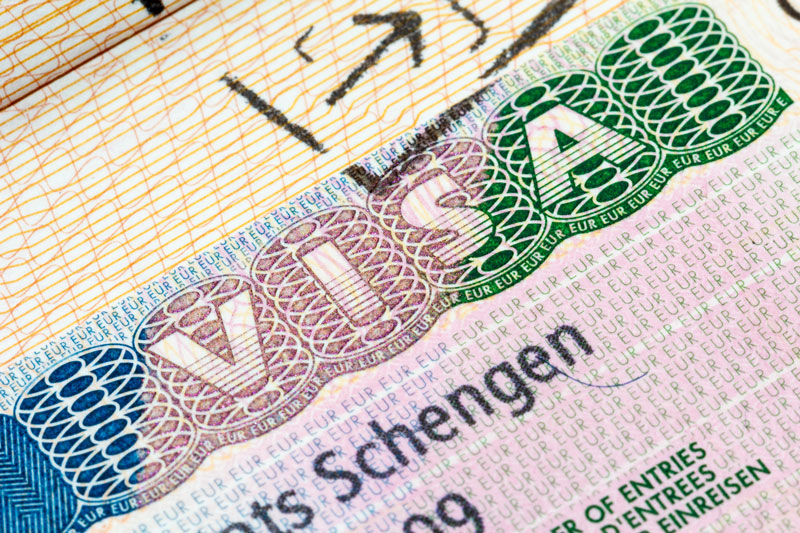 Chuẩn bị giấy chứng minh nhân dân hoặc visa