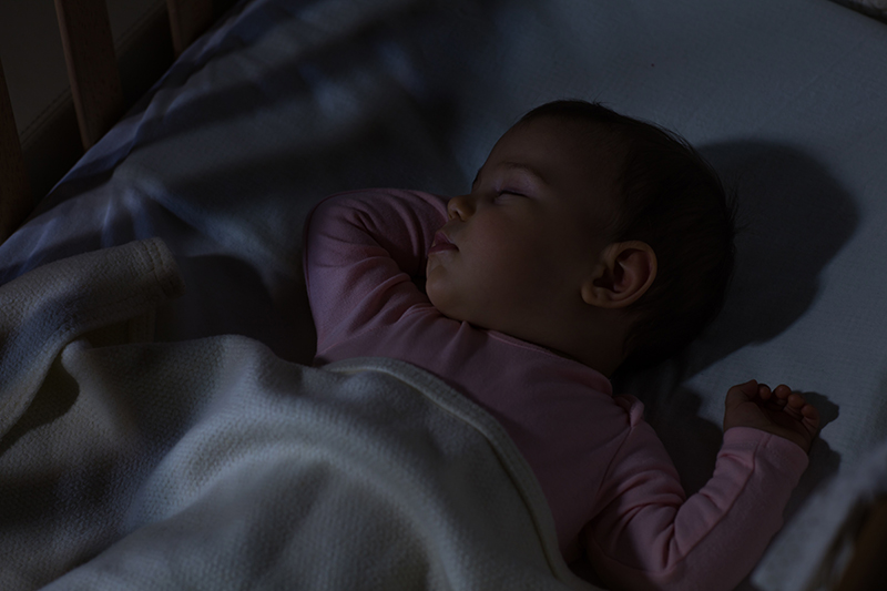 Cho trẻ bú đêm giúp trẻ không quái khóc do đói, giấc ngủ được lâu hơn