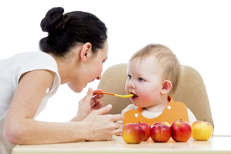 Cho bé ăn nhiều hoa quả và rau xanh để phòng tránh bệnh đường ruột