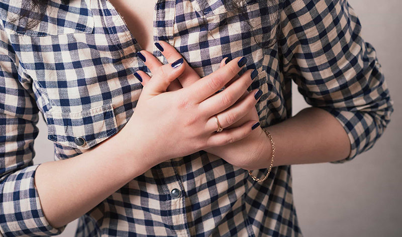 Các cơn đau tức ngực có thể xuất hiện khi phụ nữ mắc hội chứng tiền kinh nguyệt