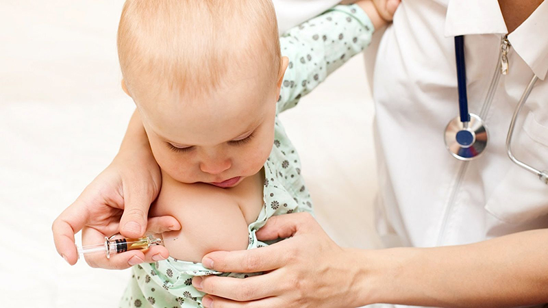 Trẻ cần được tiêm vacxin ngừa bạch hầu - ho gà - uốn ván - bại liệt - các bệnh do khuẩn Hib