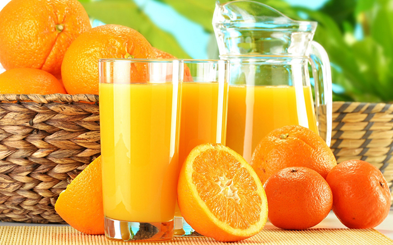 Nước cam chính là một trong những thức uống giúp bạn giảm các triệu chứng: mệt mỏi, sốt, mất nước