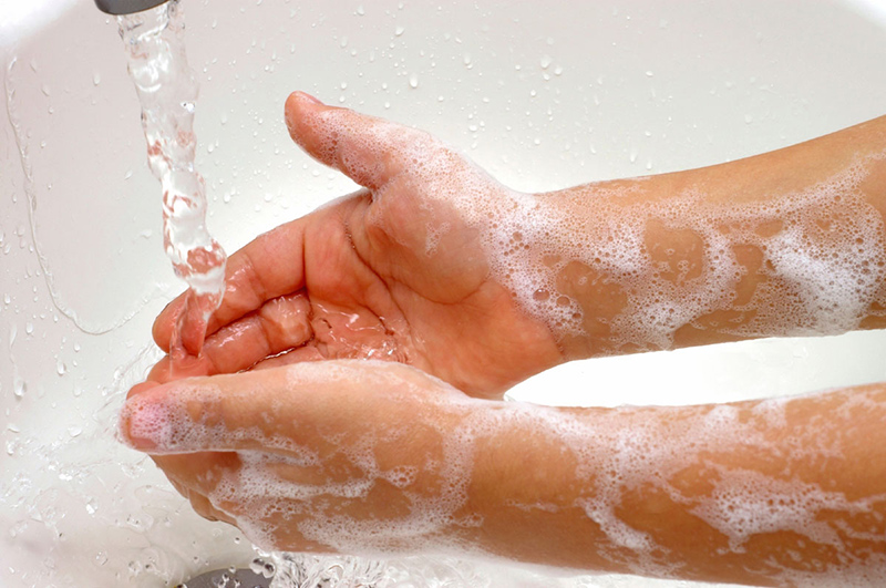 Chủ động phòng tránh bệnh tay chân miệng bằng cách rửa tay thường xuyên bằng xà phòng, nước diệt khuẩn