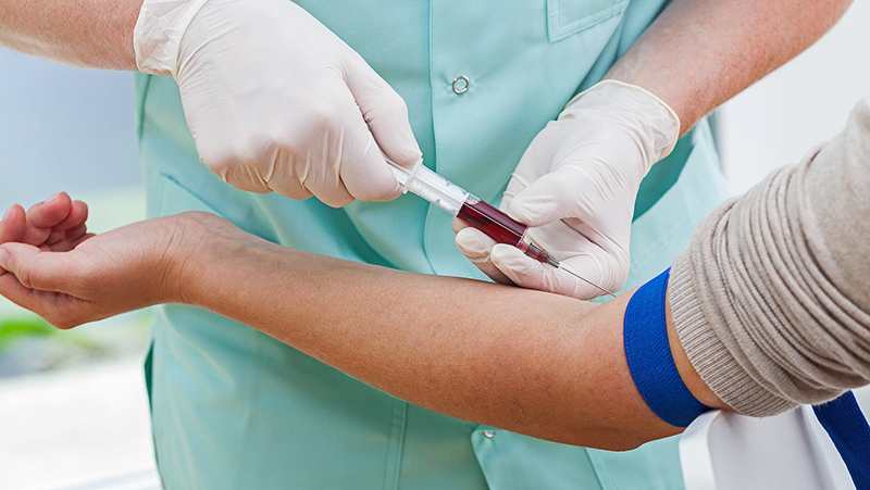Thực hiện xét nghiệm máu để kiểm tra nồng độ oxy trong máu
