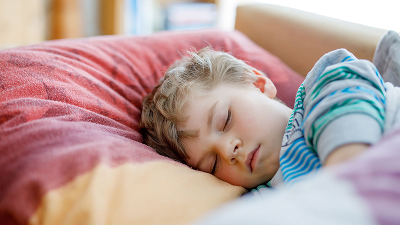 Để cơ thể nhanh chóng bù lại phần năng lượng đã mất, bố mẹ nên cho trẻ nghỉ ngơi hoặc ngủ nhiều hơn ở những nơi thoáng mát