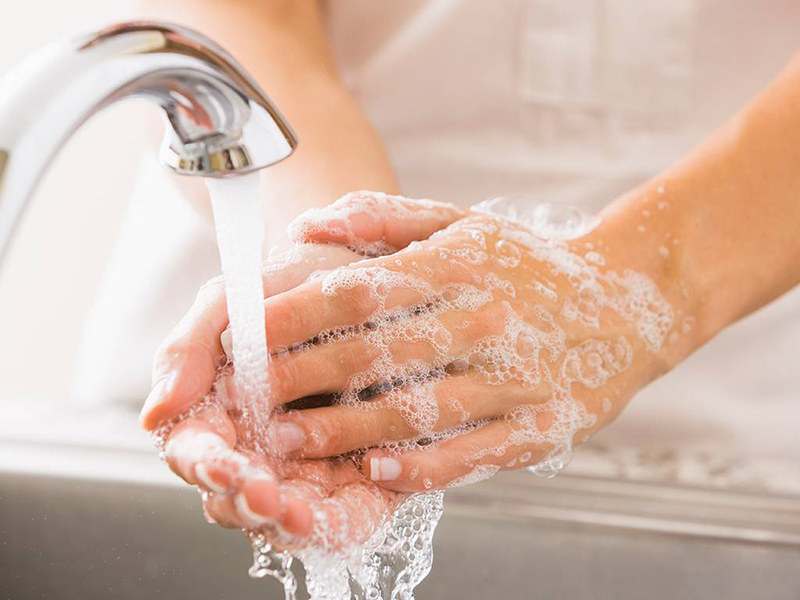 Rửa tay bằng xà phòng với nước sạch là một trong những cách phòng bệnh cảm lạnh hiệu quả