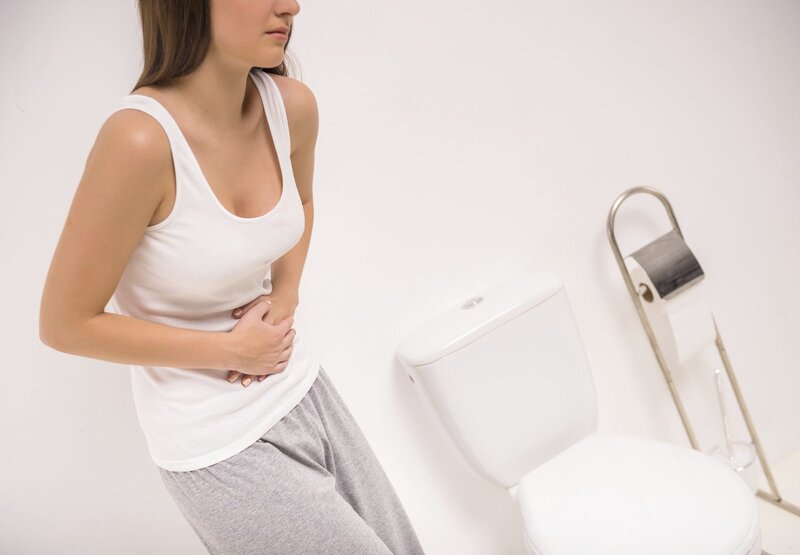 Triệu chứng chung của nhiễm trùng đường tiết niệu là cảm giác đau buốt khi đi tiểu