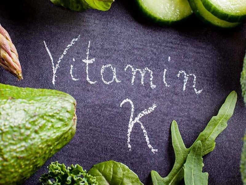 Thiếu <a href='https://medlatec.vn/tin-tuc/tam-quan-trong-cua-vitamin-k-doi-voi-su-phat-trien-cua-tre-em-s75-n6181'  title ='Vitamin K'>Vitamin K</a> có thể là nguyên nhân gây chảy máu lẫn trong phân