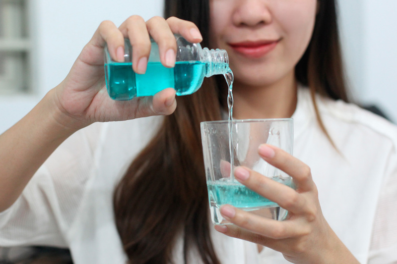 Nước súc miệng giúp vệ sinh lưỡi lại một lần sau khi chải