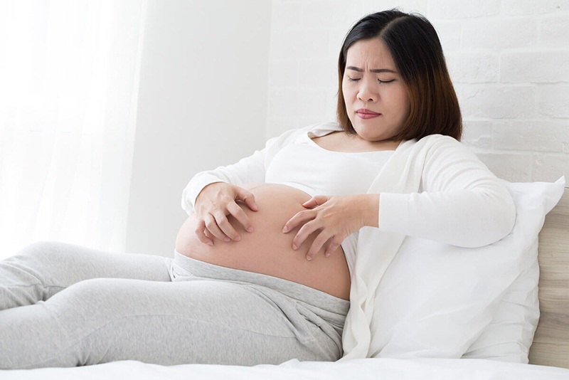 Phụ nữ mang thai bị bệnh mụn rộp sinh dục có thể lây truyền cho con khi sinh con qua đường âm đạo
