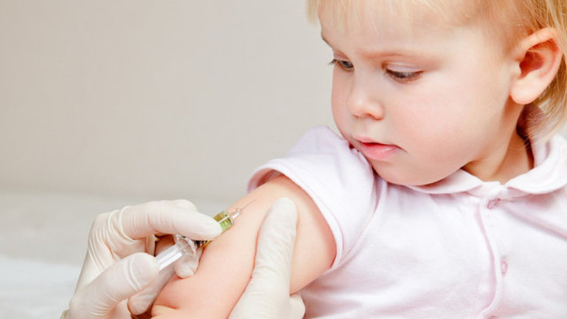 Vắc xin thủy đậu nên tiêm đủ số mũi theo khuyến cáo để đảm bảo miễn dịch tốt nhất