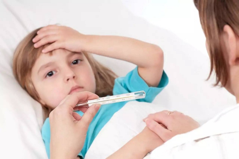 Nếu bị tay chân miệng nếu sốt cao khó hạ cha mẹ nên nhanh chóng đưa trẻ đến bệnh viện