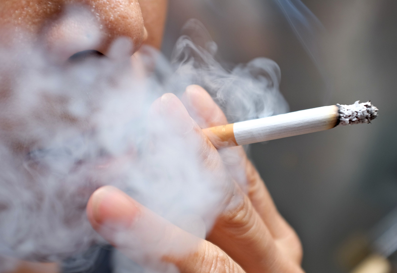Hút thuốc lá hoặc thuốc lào là tác nhân chính gây ra căn bệnh viêm phổi mãn tính COPD