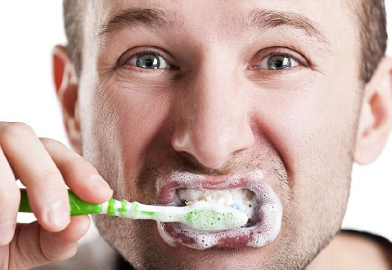 Đánh răng sai cách có thể là nguyên nhân gây ra tình trạng tụt lợi