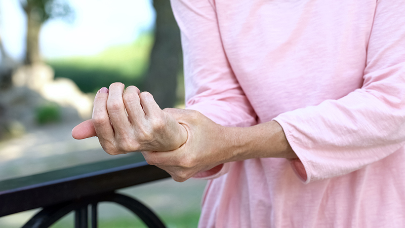  Các sụn khớp dần hao mòn theo năm tháng có thể gây ra những bệnh lý về xương khớp cho người cao tuổi