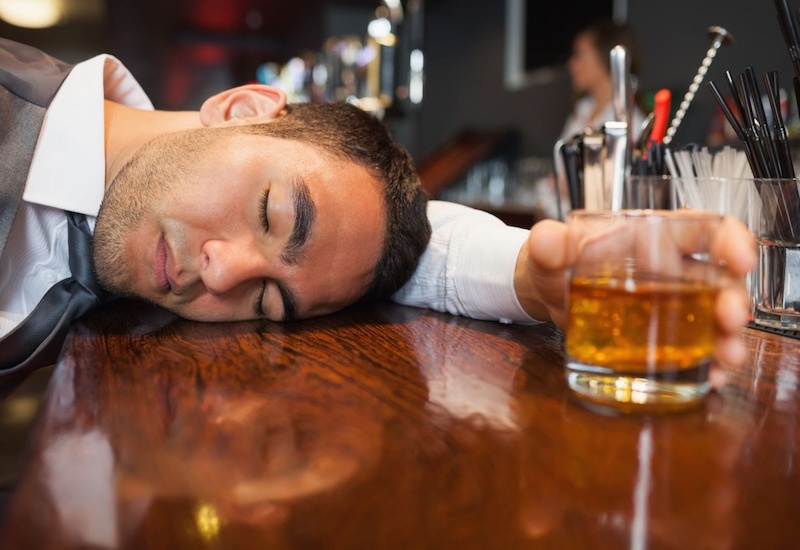 Lạm dụng đồ uống có cồn là một trong những nguyên nhân góp phần gia tăng trào ngược dạ dày