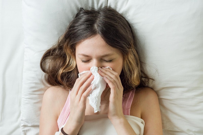 Cảm lạnh do virus gây ra, khiến cơ thể mệt mỏi và khó chịu trong nhiều ngày