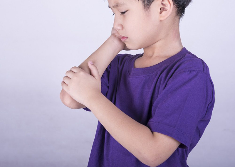 Trẻ cảm thấy khó chịu vì đau nhức xương