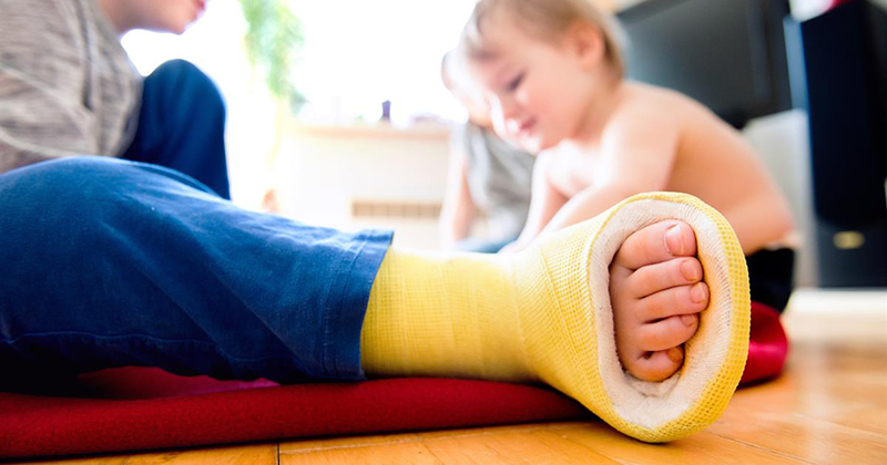 Trẻ thường xuyên bị gãy xương khi ngã là dấu hiệu của ung thư xương ở trẻ em