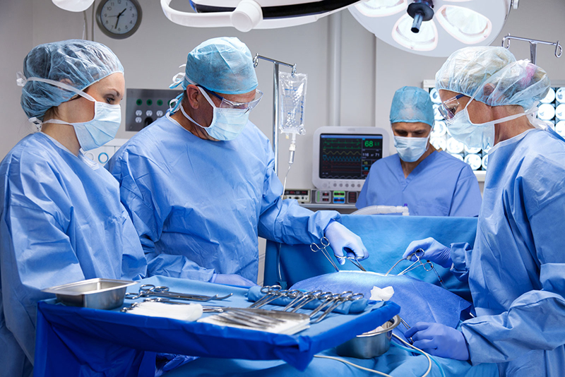 Bác sĩ tiến hành cắt bỏ khối u bằng các kỹ thuật ngoại khoa