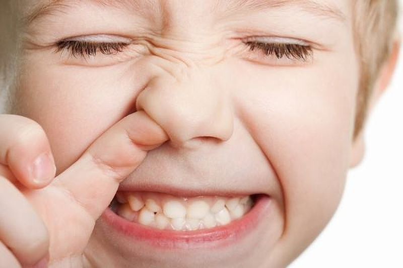 Tuyệt đối không cho trẻ dùng tay cạy mũi dễ gây tổn thương mạch máu