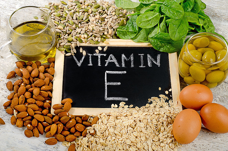 Vitamin E thiên nhiên có nhiều trong các loại dầu thực vật, quả hạch, rau xanh,…
