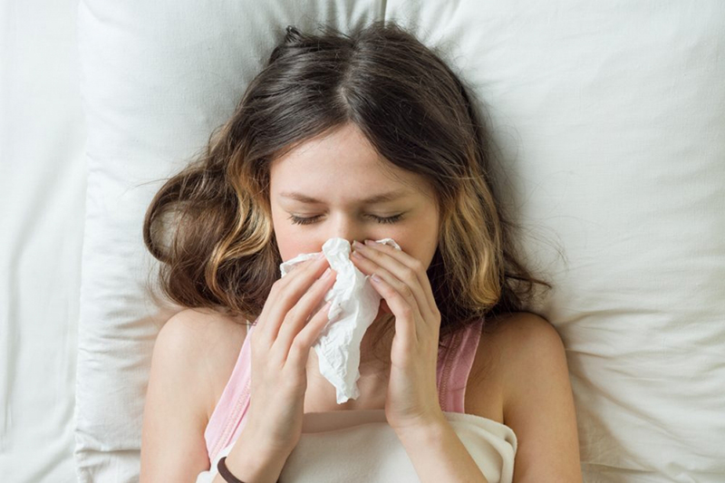 Triệu chứng của cúm A thường xuất hiện đột ngột và nặng nề hơn cúm thường