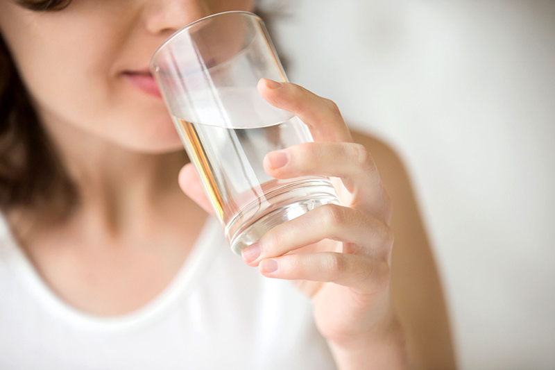 Sản phụ được khuyến khích uống thật nhiều nước để dễ đi tiểu hơn sau khi vượt cạn