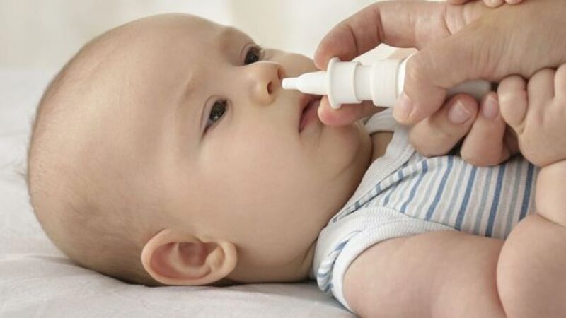 Vệ sinh mũi họng là cần thiết ngay khi trẻ có triệu chứng viêm mũi họng