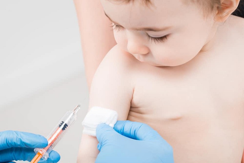 Tiêm vacxin là một trong những biện pháp cần làm để phòng bệnh cúm ở trẻ nhỏ
