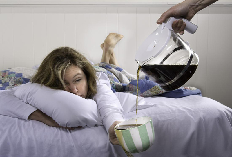 Những thói quen xấu như uống trà, cà phê,… trước khi ngủ sẽ ảnh hưởng không tốt đến giấc ngủ