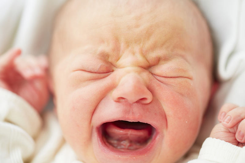 Lúc mới chào đời, bé còn chưa quen với môi trường bên ngoài vì thế thường khóc đêm cũng là điều dễ hiểu