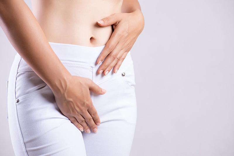 Khí hư bất thường là dấu hiệu của chứng viêm cổ tử cung dễ nhận biết nhất
