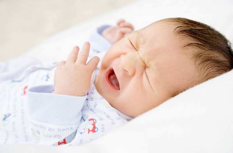 Trẻ sơ sinh thường khó diễn tả cảm giác chính xác khi bị viêm phổi