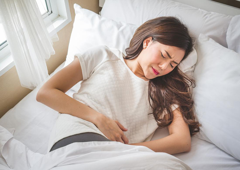 Sốt nhẹ kèm theo đau bụng phải là một biểu hiện của biến chứng viêm phúc mạc