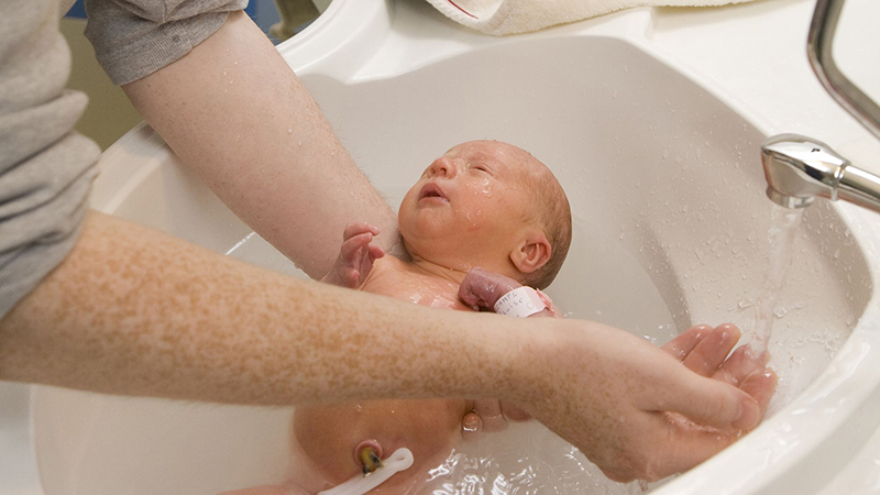 Dùng nước ấm tắm cho bé, không chà mạnh lên da