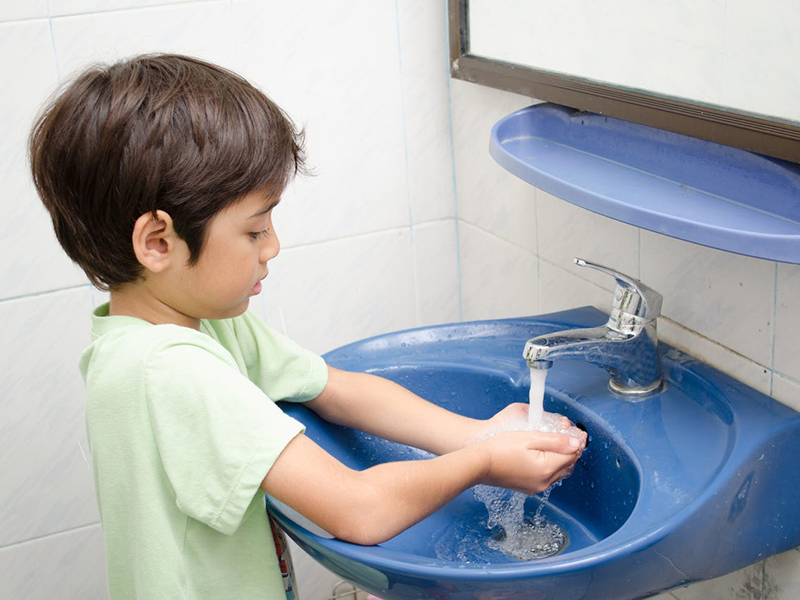 Tập cho bé thói quen rửa tay thường xuyên bằng xà phòng