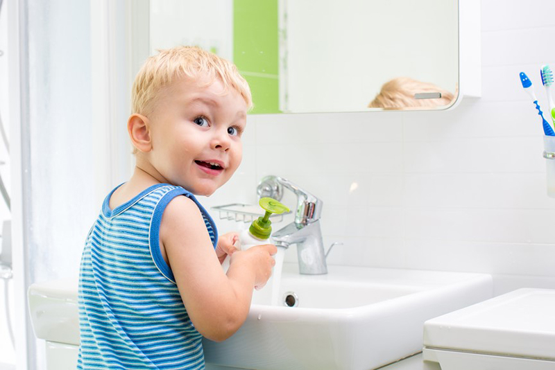 Tập cho trẻ thói quen rửa tay bằng xà phòng để tránh lây nhiễm bệnh